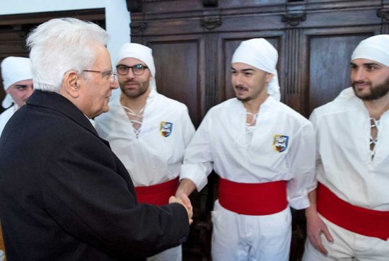 Viterbo - Il presidente della Repubblica Sergio Mattarella stringe la mano ai facchini di Santa Rosa