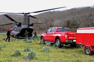L'elicottero dell'esercito e i vigili del fuoco