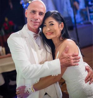 Stefano Brizioli con la moglie Kusuma Chumnan