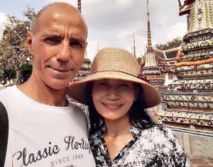 Stefano Brizioli con la moglie Kusuma Chumnan