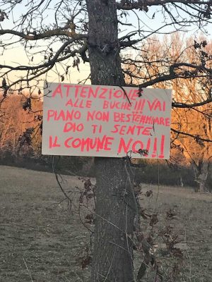 Montefiascone - Il cartello affisso in località Castellaccio