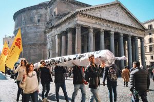 Roma - Maxi spinello davanti a Montecitorio per il flashmob dei Radicali