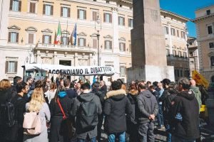 Roma - Maxi spinello davanti a Montecitorio per il flashmob dei Radicali