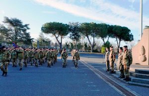 Viterbo - Il generale di divisione Salvatore Cuoci in visita alla caserma Saloni