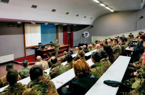 Viterbo - Il generale di divisione Salvatore Cuoci in visita alla caserma Saloni