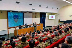 Viterbo - Il generale di divisione Salvatore Cuoci in visita alla caserma Saloni