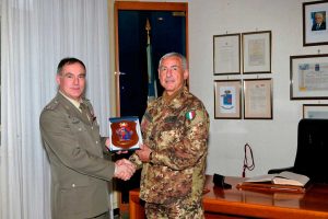 Viterbo - Il generale di divisione Salvatore Cuoci in visita alla caserma Saloni