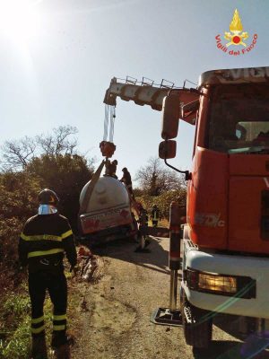 Civitavecchia - Autocisterna si ribalta - Intervento dei vigili del fuoco