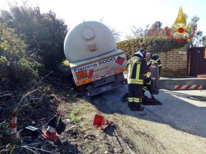 Civitavecchia - Autocisterna si ribalta - Intervento dei vigili del fuoco