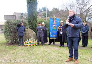 Viterbo - La deposizione della corona di fiori al monumento dedicato ai martiri delle foibe