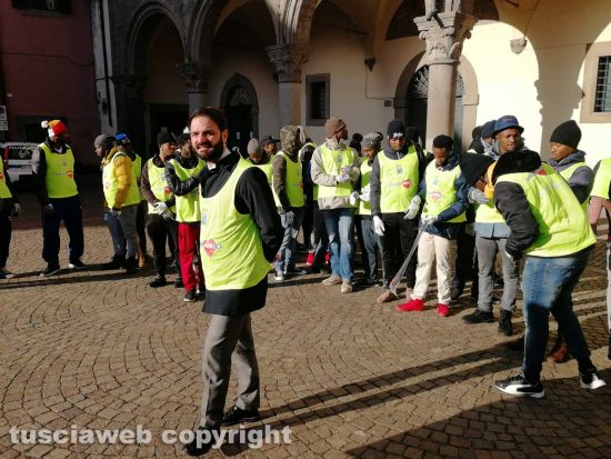 Viterbo - Migranti a pulire la città