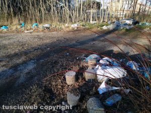 Viterbo - Rifiuti nel parcheggio sterrato sulla Teverina