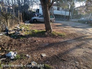 Viterbo - Rifiuti nel parcheggio sterrato sulla Teverina