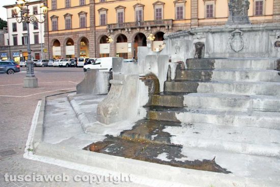 Viterbo - La fontana di Piazza della Rocca