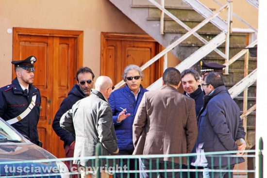Ronciglione - Il pm Franco Pacifici e gli ufficiali dei carabinieri sul luogo della tragedia