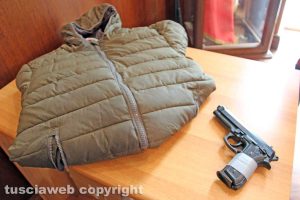Viterbo - Tenta due rapine pistola in pugno, arrestato - L'arma e il giubbotto usati dal malvivente