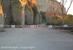 Viterbo - L'area transennata nel parcheggio di via Sant'Antonio 