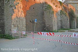 Viterbo - L'area transennata nel parcheggio di via Sant'Antonio