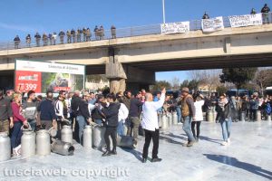 Viterbo - La protesta dei pastori sul prezzo del latte