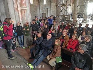 La guida Anna Rita Properzi dentro la basilica di Tuscania