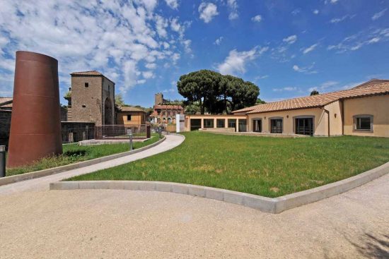 Viterbo - Lo spazio esterno del centro culturale di Valle Faul