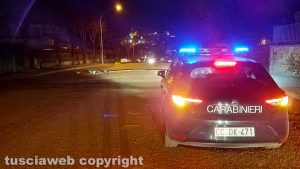 Montefiascone - Il palo caduto in via Alcide de Gasperi - I carabinieri sul posto