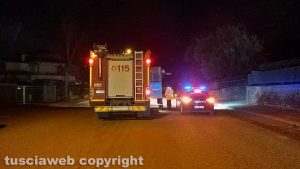 Montefiascone - Il palo caduto in via Alcide de Gasperi - L'intervento dei vigili del fuoco, carabinieri e operai comunali