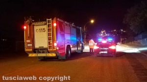 Montefiascone - Il palo caduto in via Alcide de Gasperi - L'intervento dei vigili del fuoco, carabinieri e operai comunali