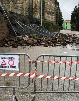 Il muro di contenitmento crollato a Fastello