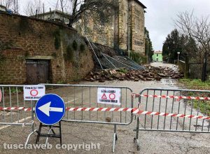 Il muro di contenitmento crollato a Fastello