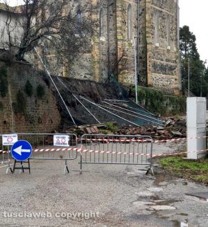 Il muro di contenitmento crollato a Fastello