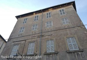 Viterbo - Il palazzo in via Cardinal La Fontaine