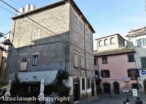 Viterbo - Il palazzo in via Cardinal La Fontaine