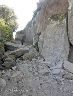 Viterbo - Crolla una grande parete di tufo in strada San Quirico
