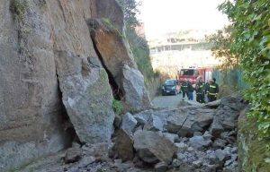 Viterbo - Crolla una grande parete di tufo in strada San Quirico