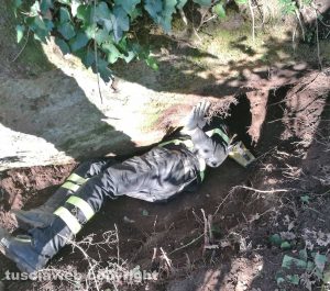 Viterbo - L'intervento dei vigili del fuoco per recuperare il labrador
