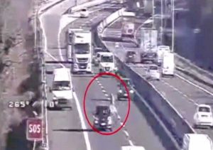 Pistoia - L'uomo che attraversa l'autostrada per recuperare i pacchi