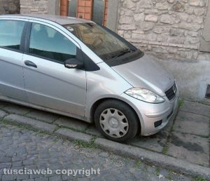 Viterbo - Pianoscarano - Macchina sul marciapiede