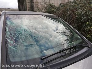 Viterbo - Auto fuori strada sulla Tuscanese