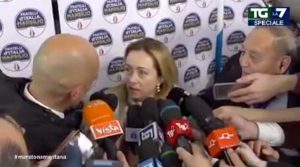 Giorgia Meloni litiga coi giornalisti