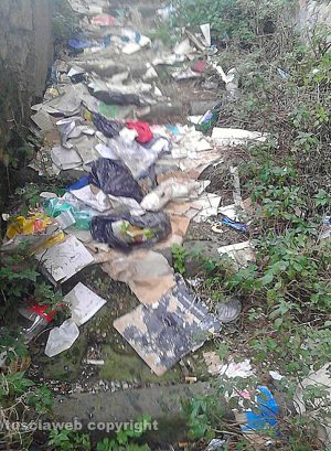 Viterbo - Rifiuti sulle scalette dell'ospedale vecchio