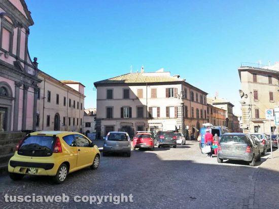 Viterbo - Parcheggio selvaggio nel centro storico