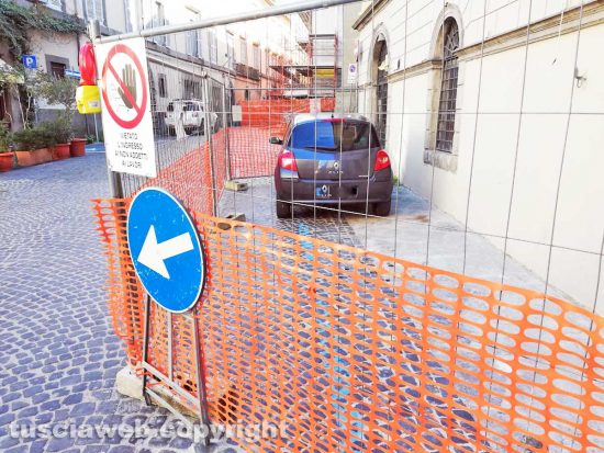 Viterbo - Parcheggio selvaggio nel centro storico