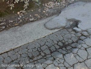 Viterbo - Buche su strada Santissimo Salvatore