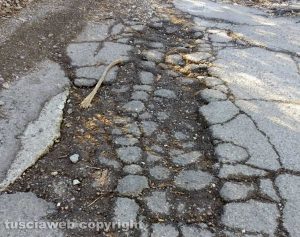 Viterbo - Buche su strada Santissimo Salvatore