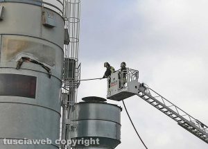 Tuscania - Vigili del fuoco in azione nel silos