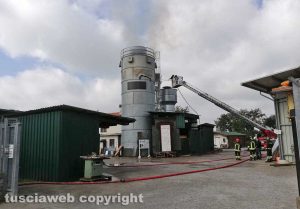 Tuscania - Vigili del fuoco in azione nel silos