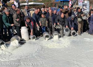 Viterbo - La protesta dei pastori sul prezzo del latte