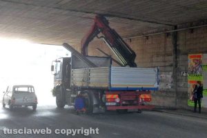 Viterbo - Mezzo pesante s'incastra sotto il ponte al Poggino