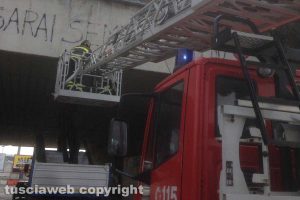 Viterbo - Mezzo pesante s'incastra sotto il ponte al Poggino